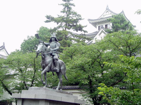 戸田氏鉄銅像